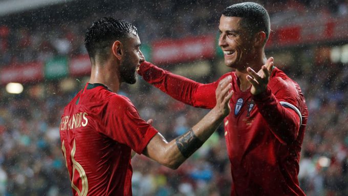 Bruno Fernandes a Cristiano Ronaldo slaví  přátelském utkání další gól Portugalska v síti Alžířanů