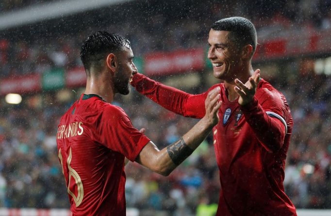 fotbal, příprava na MS 2018, Portugalsko - Alžírsko, Bruno Fernandes a Cristiano Ronaldo