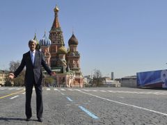 Ministr zahraničí USA John Kerry pózuje před moskevským chrámem Vasila Blaženého.