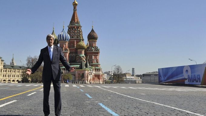 Ministr zahraničí USA John Kerry pózuje před moskevským chrámem Vasila Blaženého.