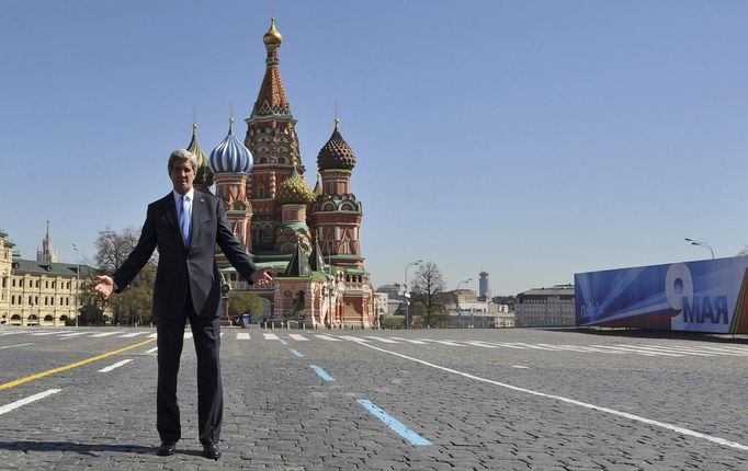 Ministr zahraničí USA John Kerry pózuje před moskevským chrámem Vasila Blaženého.