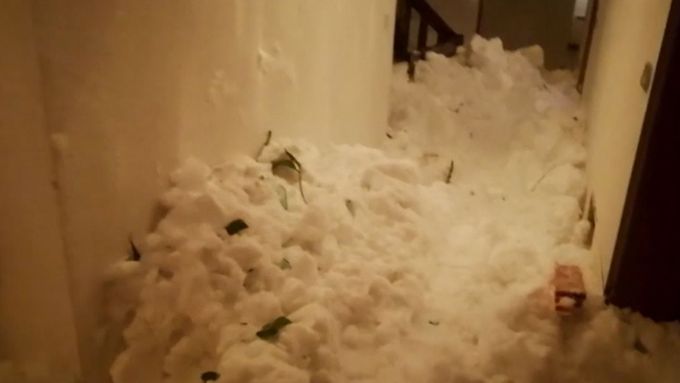 Lavina zasáhla rezidenci v lyžařském středisku Sestriere v italských Alpách. Sníh vnikl do chodeb a bytů.