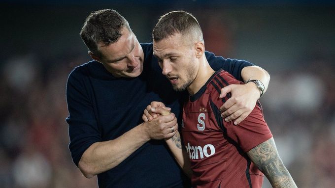 Kouč Sparty Brian Priske s kapitánem týmu Lukášem Haraslínem