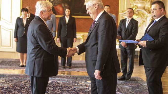 Ruku na to. Prezident Miloš Zeman právě jmenoval premiérem Jiřího Rusnoka.