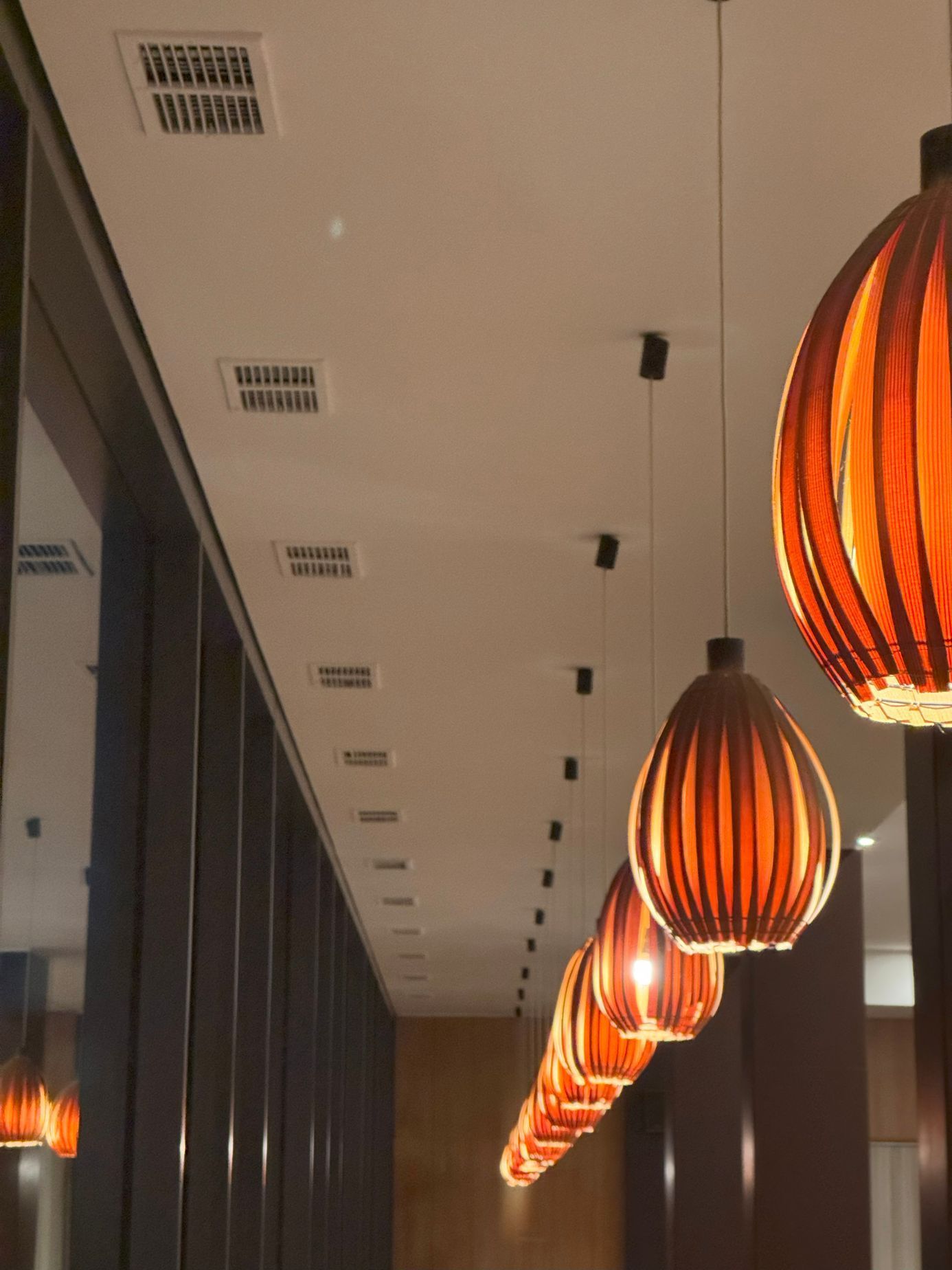 hotel medlov lustry dýha