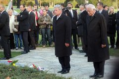 Gauck a Klaus se poklonili lidickým obětem