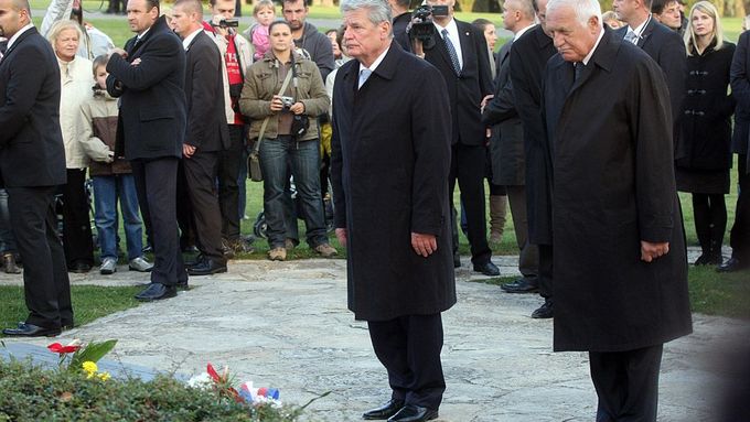 Joachim Gauck a Václav Klaus v Lidicích.