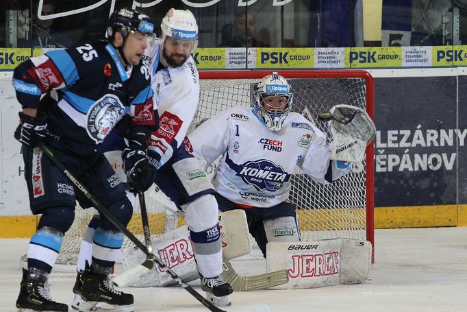 4. semifinále play off extraligy 2018/19, Kometa Brno - Liberec: Zleva Radan Lenc, Tomáš Malec a Marek Čiliak