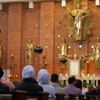 Muslimové v pražském katolickém chrámu