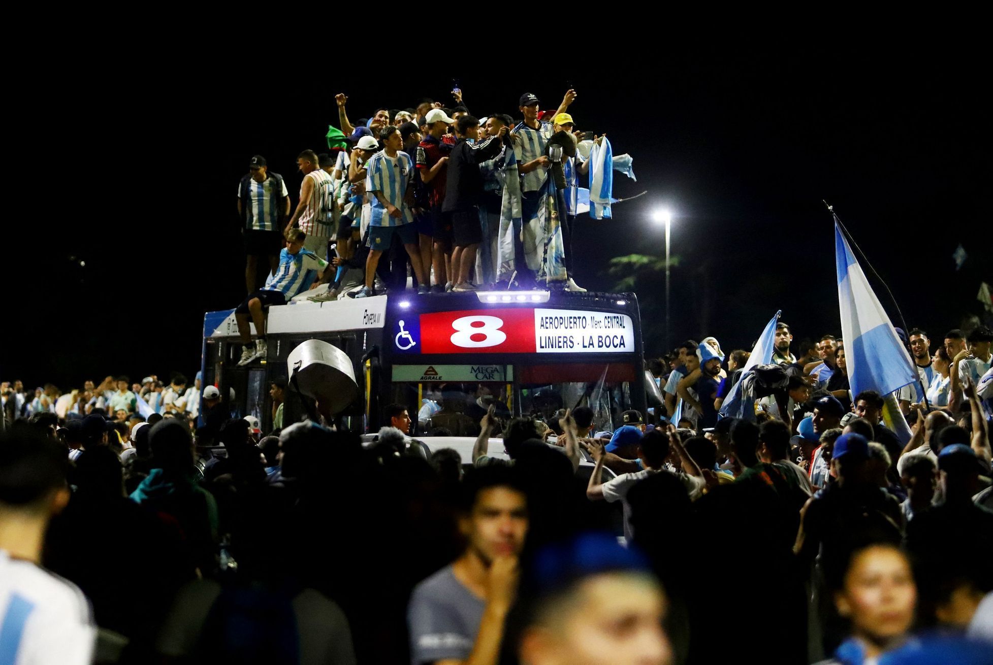 Argentinští fanoušci slaví v centru  Buenos Aires titul mistrů světa