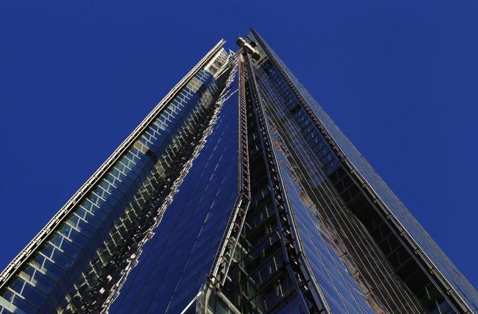 ATTENTION EDITORS - EMBARGOED FOR PUBLICATION TO 00:01 GMT JANUARY 11, 2013 The Shard, western Europe's tallest building, is seen in London January 9, 2013. The View, the public viewing deck accessible by high speed elevators on the 309 metre (1013 feet) Shard building, opens on February 1. Picture taken January 9, 2013. REUTERS/Luke Macgregor (BRITAIN - Tags: TRAVEL CITYSCAPE) TEMPLATE OUT Published: Led. 10, 2013, 12:08 odp.