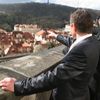 I když je známý tím, že chodí pozdě, dal si dnes záležet a na hradě byl dřív, než potřeboval. Měl ještě čas rozhlédnout se po střechách Malé Strany. "Tohle je ambasáda Německa a ten sad naproti, to patří k americké ambasádě," probírali s mluvčím Horálkem.