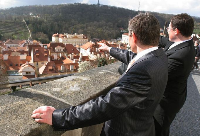 I když je známý tím, že chodí pozdě, dal si dnes záležet a na hradě byl dřív, než potřeboval. Měl ještě čas rozhlédnout se po střechách Malé Strany. "Tohle je ambasáda Německa a ten sad naproti, to patří k americké ambasádě," probírali s mluvčím Horálkem.