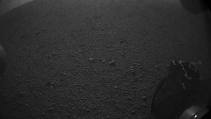 Srdeční pozdravy z Marsu! Jeden z prvních snímků, který sonda Curiosity poslala na Zemi.