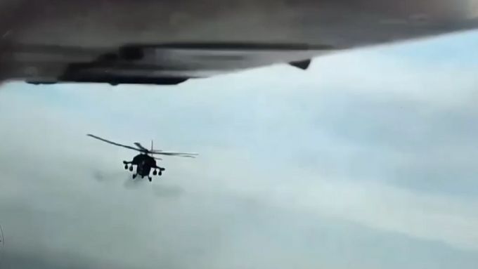 Ukrajinský dron uniká útokům ruských helikoptér.