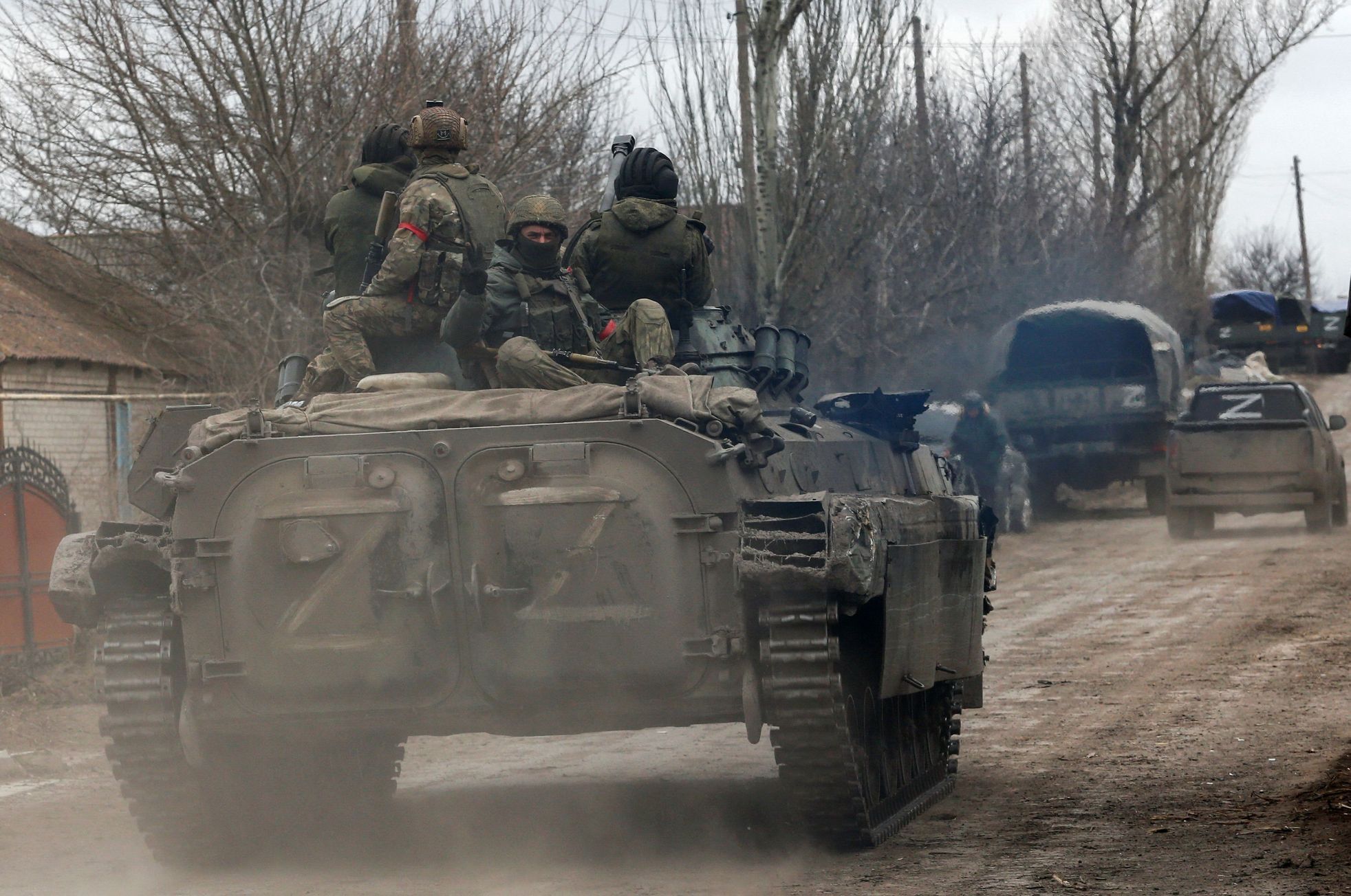 Příslušníci proruských jednotek v uniformách bez odznaků jsou na vrcholu obrněného vozidla v separatisty kontrolované osadě Buhas.