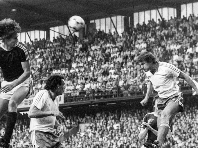 Sparta - Bohemians, 6.9.82. Dobové fotografie z fotbalové sezóny mezi lety 1982 a 1983, kdy FC Bohemians Praha 1905 získal mistrovský titul v československé lize.