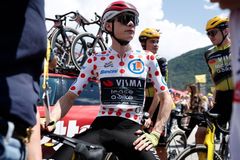 Nakažlivé krávy zkrátily horskou etapu na Tour. A Vingegaard porazil Pogačara