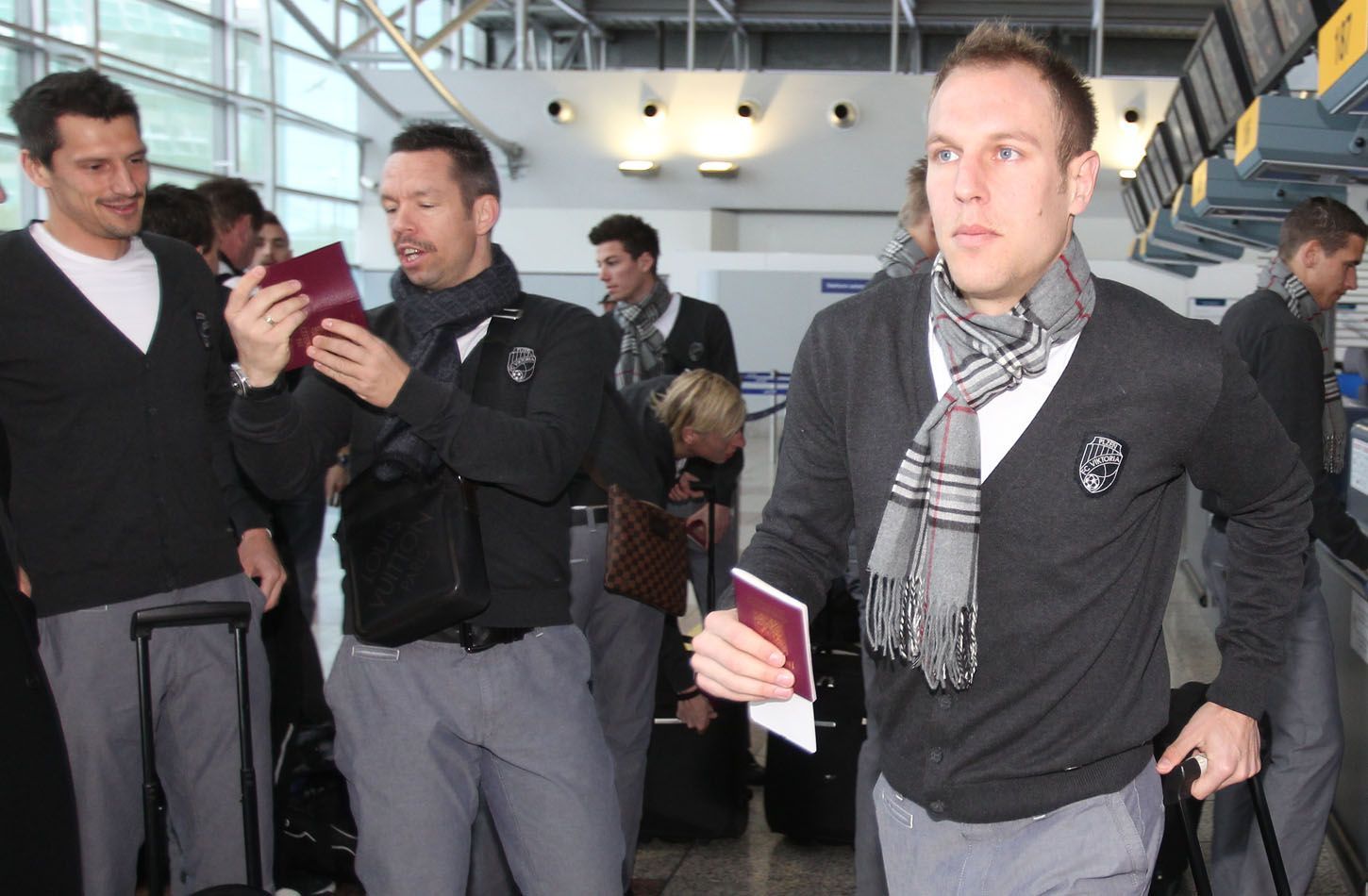 Fotbalisté Plzně na pražském letišti před odletem do Istanbulu