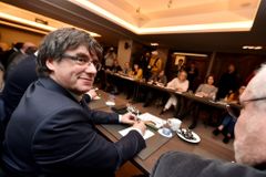Zadržený katalánský expremiér Puigdemont zůstává v Berlíně. Pro spor s Madridem chce prostředníky