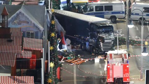 Neštěstí v Berlíně. Řidič vjel autem do lidí na vánočních trzích. Na místě je štáb DVTV