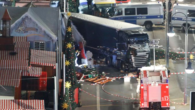 Útok na vánoční trh v Berlíně loni v prosinci.