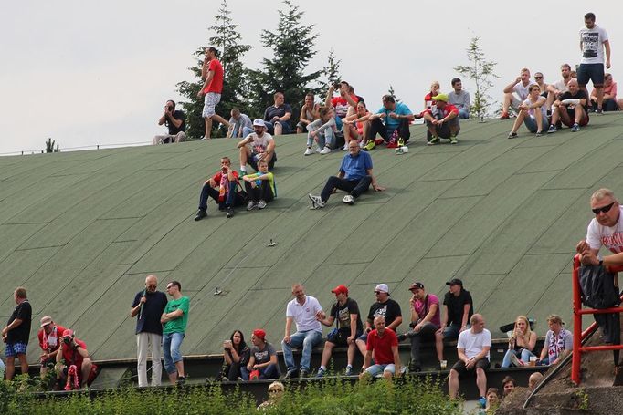 Petr Švancara se v sobotu rozloučil na legendárním fotbalovém stadionu Za Lužánkami se svojí kariérou. Na exhibici dorazily desetitisíce lidí.