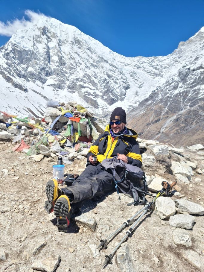 Herec Saša Rašilov v Himálaji při natáčení romantické komedie Na horách.