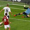 Německý fotbalista Lars Bender střílí gól za záda dánského brankáře Stephana Andersena v utkání skupiny B na Euru 2012