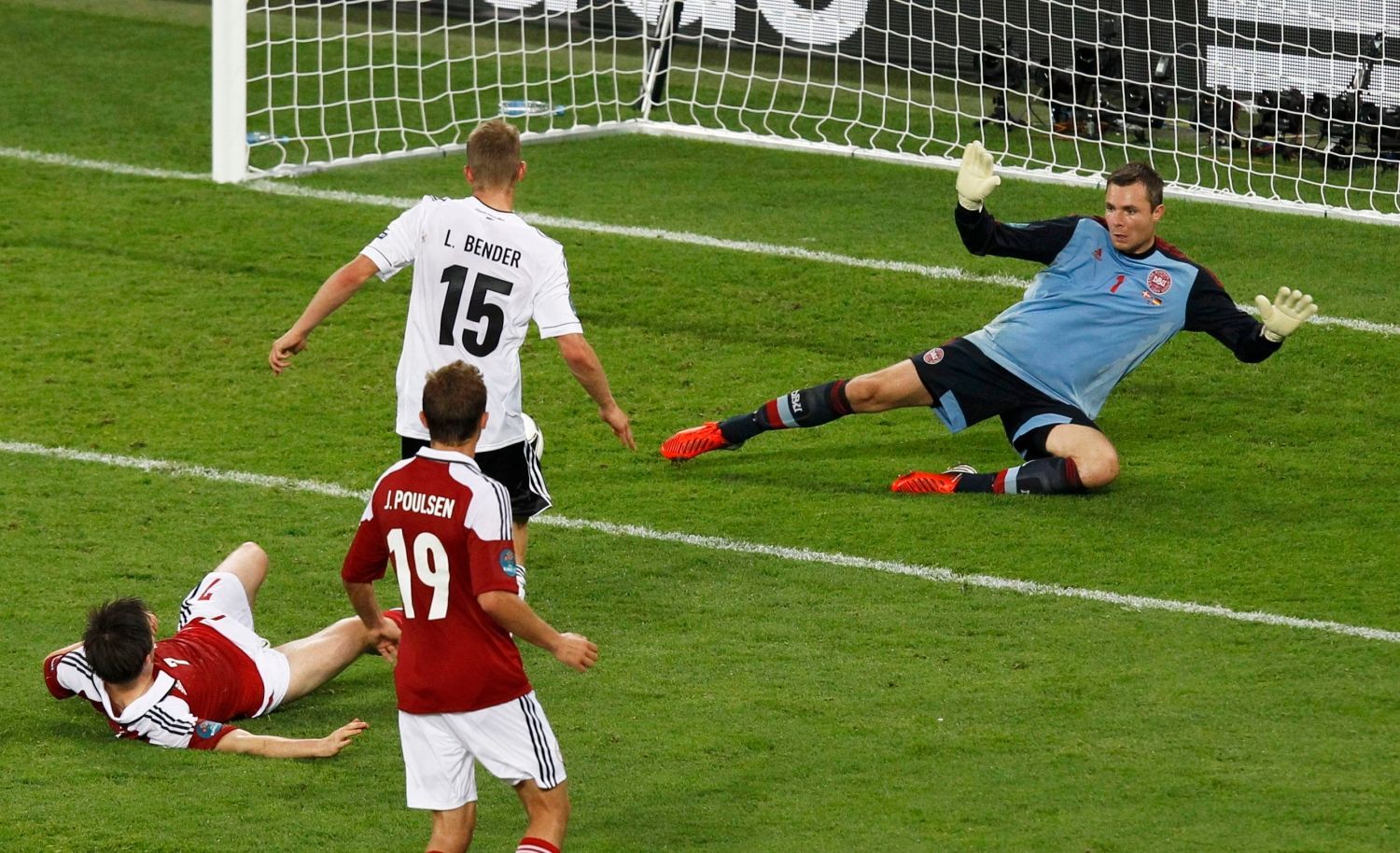Německý fotbalista Lars Bender střílí gól za záda dánského brankáře Stephana Andersena v utkání skupiny B na Euru 2012
