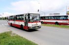 Autobus v Praze srazil a vážně zranil chodkyni