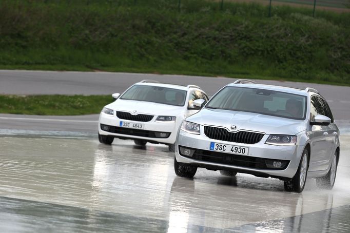 Rozdíl mezi vozem s pohonem 4x4 a tím, který má poháněna pouze přední kola, se nejlépe pozná na kluzkém podkladu.