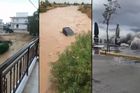 Středomořský hurikán Zorba se prohnal Řeckem. Bleskové povodně unášely auta