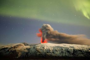 Foto: Erupce sopky Eyjafjallajökull v zelené, modré a červené
