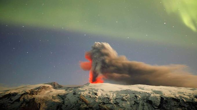 Foto: Erupce sopky Eyjafjallajökull v zelené, modré a červené