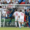 Joleon Lescott skóruje v utkání Francie - Anglie na Euru 2012