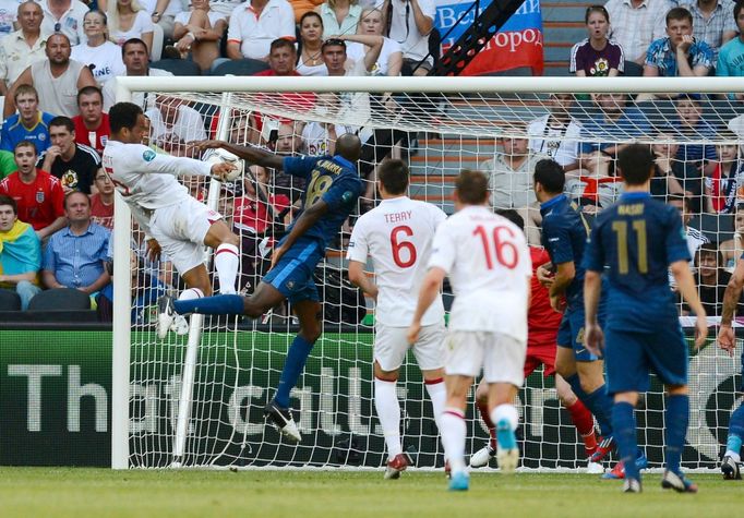 Joleon Lescott dává první gól v utkání Francie - Anglie v základní skupině D na Euru 2012.