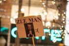 Sbohem gentlemane! Protestující proti Zemanovi v Bochově neporušili zákon