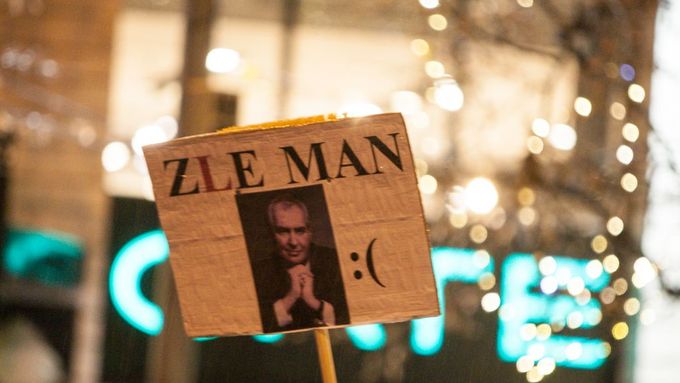 Policie prošetří lidi, kteří demonstrovali proti Zemanovi v Bochově na Karlovarsku. (Ilustrační foto)