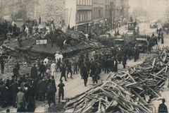 Tragédie, která nemá obdoby: sutiny novostavby pohřbily v centru Prahy 46 dělníků