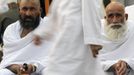 Muslim pilgrims wait to pray at the Grand mosque during the annual haj pilgrimage in the holy city of Mecca October 23, 2012, ahead of Eid al-Adha which marks the end of haj. On October 25, the day of Arafat, millions of Muslim pilgrims will stand in prayer on Mount Arafat near Mecca at the peak of the annual pilgrimage. REUTERS/Amr Abdallah Dalsh (SAUDI ARABIA - Tags: RELIGION) Published: Říj. 24, 2012, 12:59 dop.