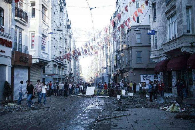 Demonstrace na istanbulském náměstí Taksím očima tureckého fotografa