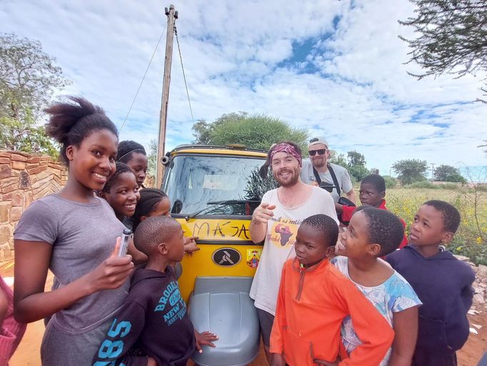 "Děti v Ugandě pojmenovali můj tuktuk Mája," popisuje Tomáš.