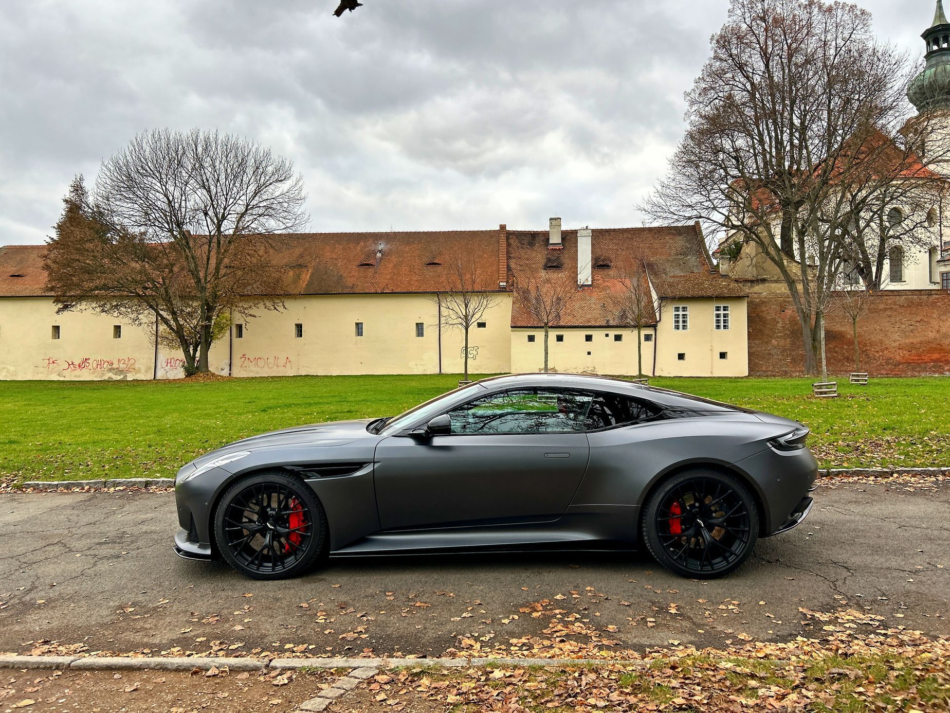 Aston Martin DB12