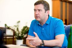 ČSSD schválila jména ministrů, na Pochem trvá. Podpořil migrační kvóty, odmítá ho Zeman