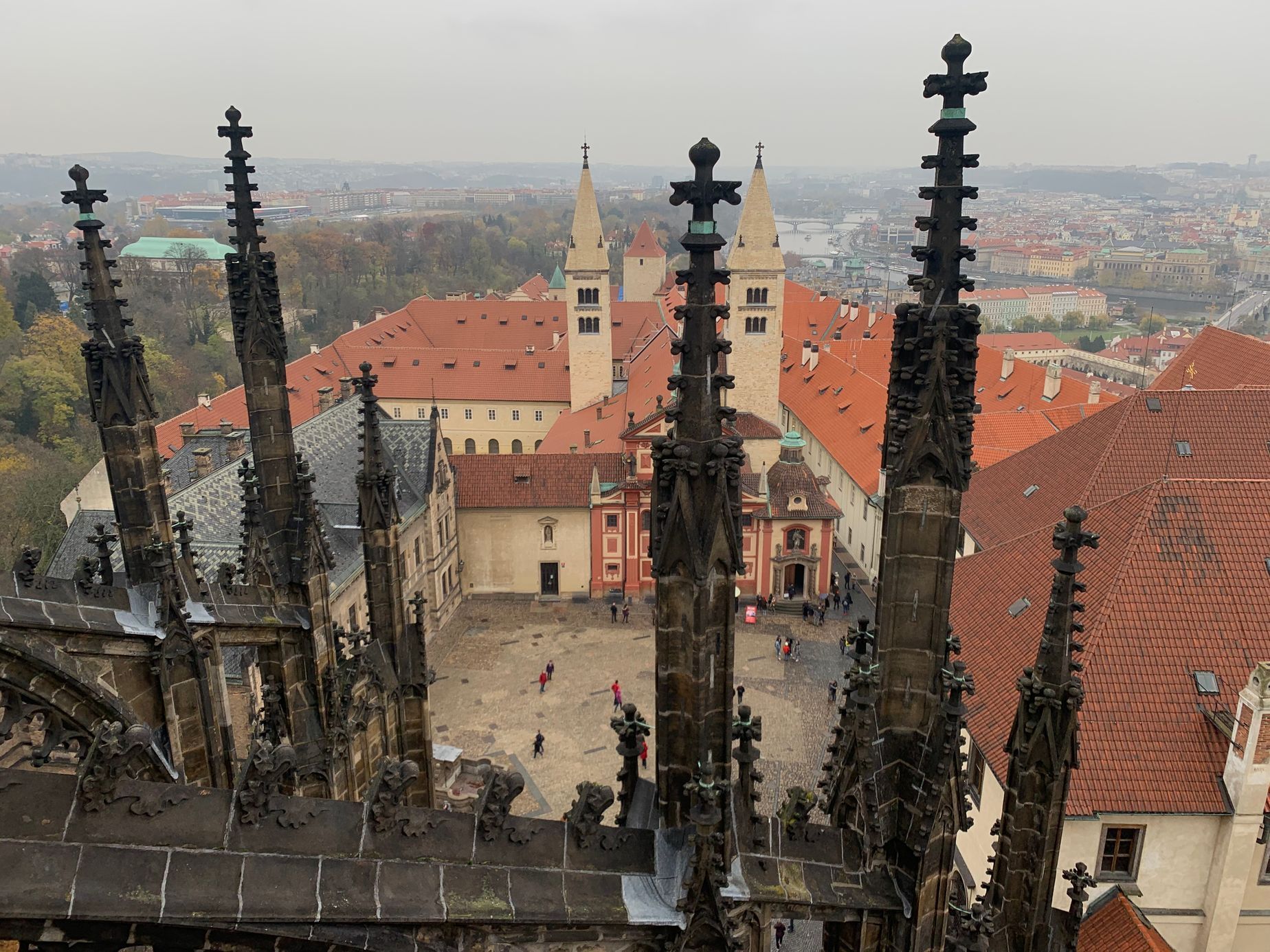 Svatojiřský klášter ze střech svatého Víta