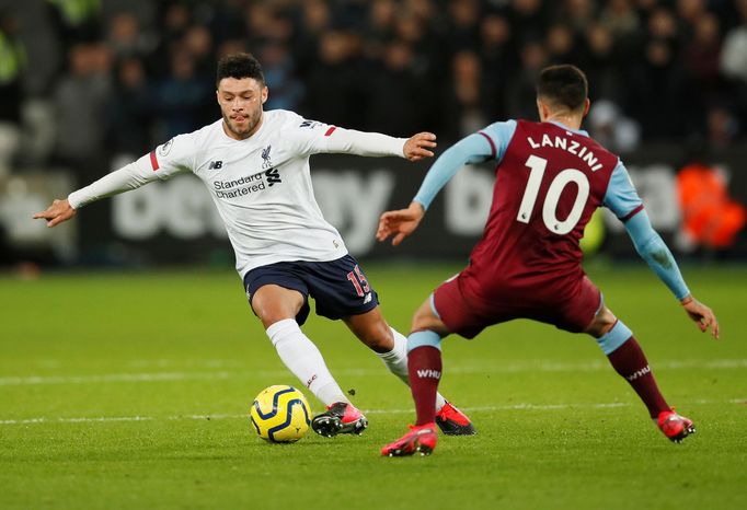 Soccer Football - Premier League - West Ham United v Liverpool - London Stadium, London, Britain - January 29, 2020   Liverpool's Alex Oxlade-Chamberlain in action with W