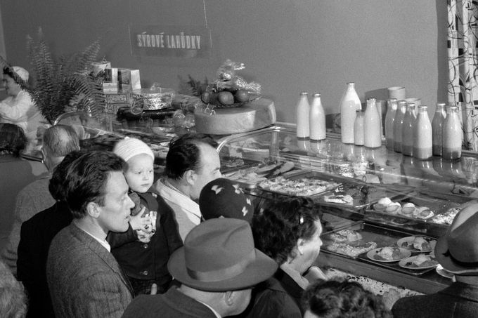 Mléčná jídelna na Václavském náměstí v Praze. Rok 1960