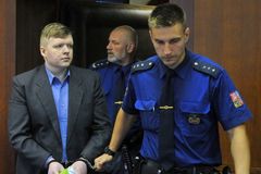 Co víme o miliardáři, který obdaroval stát? Po propuštění začal boj o počítače