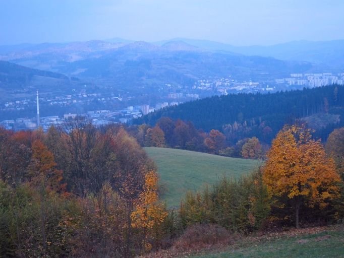 Pohled na Vsetín z podzimně zbarveného kopce.